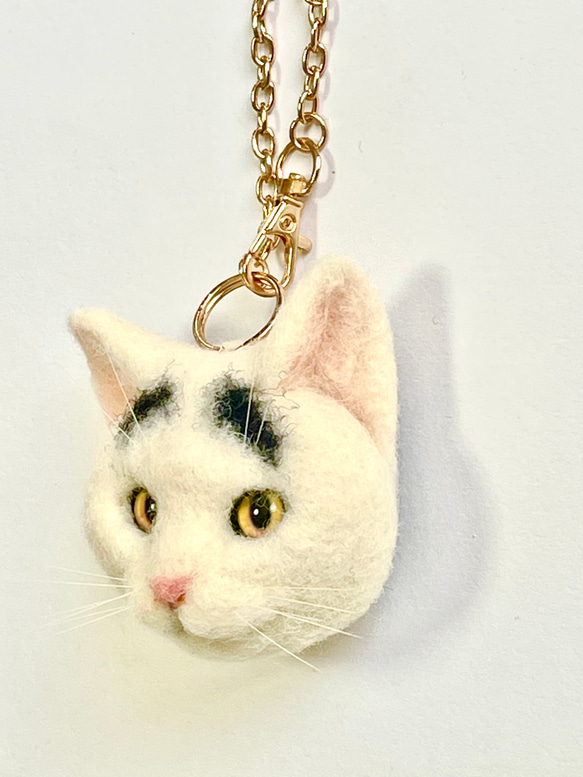 白黒ぶちの猫バッグチャーム701 猫ブローチ　羊毛フェルト　猫バッグチャーム　羊毛フェルト猫　ブローチ 3枚目の画像