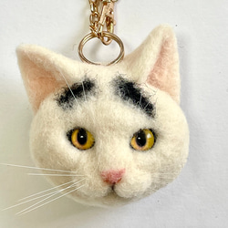 白黒ぶちの猫バッグチャーム701 猫ブローチ　羊毛フェルト　猫バッグチャーム　羊毛フェルト猫　ブローチ 6枚目の画像
