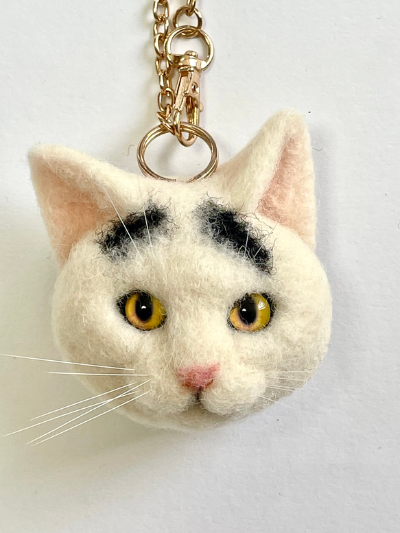白黒ぶちの猫バッグチャーム701 猫ブローチ　羊毛フェルト　猫バッグチャーム　羊毛フェルト猫　ブローチ 6枚目の画像