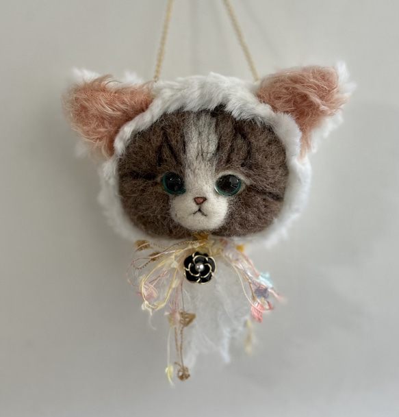 ねこみみ帽子のにゃんこ　バッグチャーム　羊毛フェルト　猫 ブローチ加工付き 1枚目の画像