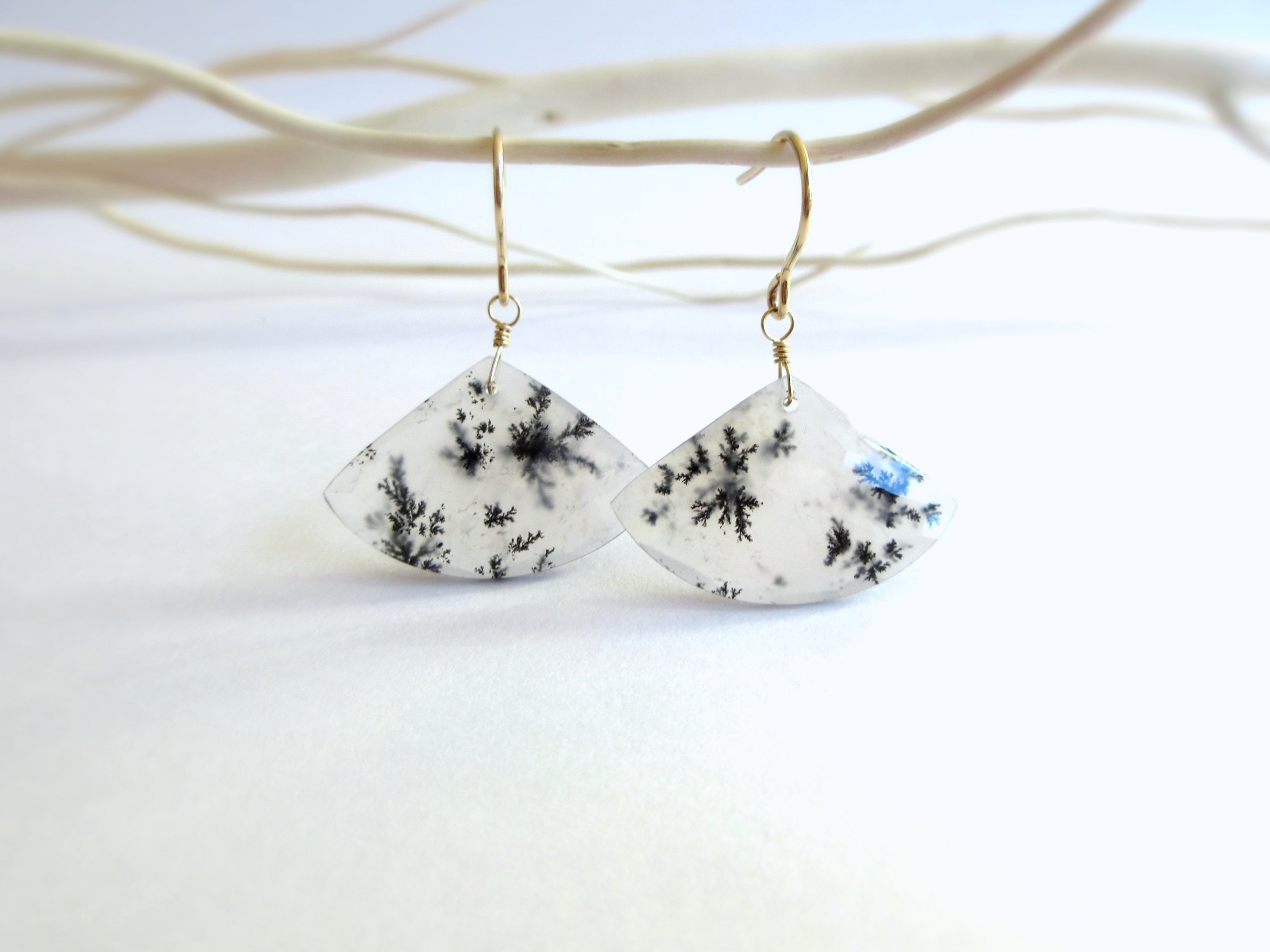 【美粒】15.8×23.7mm雪景色のような「デンドライトアゲート」14kgfピアス/イヤリング