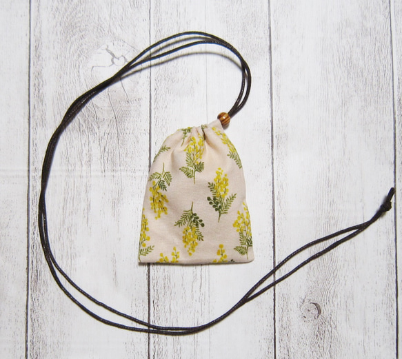 首から下げられる、巾着袋－お守り袋・ストーン入れ☆タイニーミモザ（シェルピンク）・鍵袋 4枚目の画像