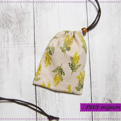 首から下げられる、巾着袋－お守り袋・ストーン入れ☆タイニーミモザ（シェルピンク）・鍵袋 1枚目の画像