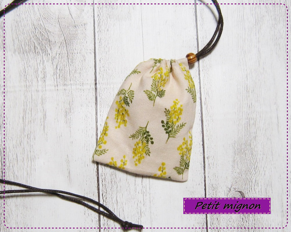 首から下げられる、巾着袋－お守り袋・ストーン入れ☆タイニーミモザ（シェルピンク）・鍵袋 1枚目の画像