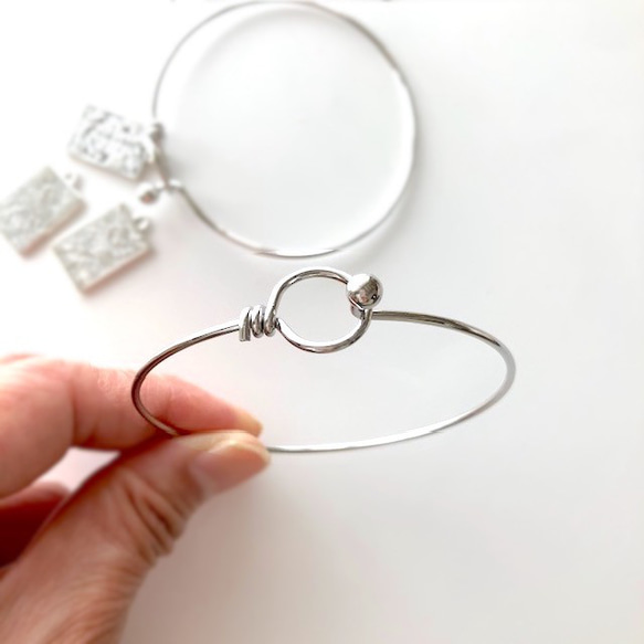 タロットカードが追加できるシンプルで華奢なバングル バングル