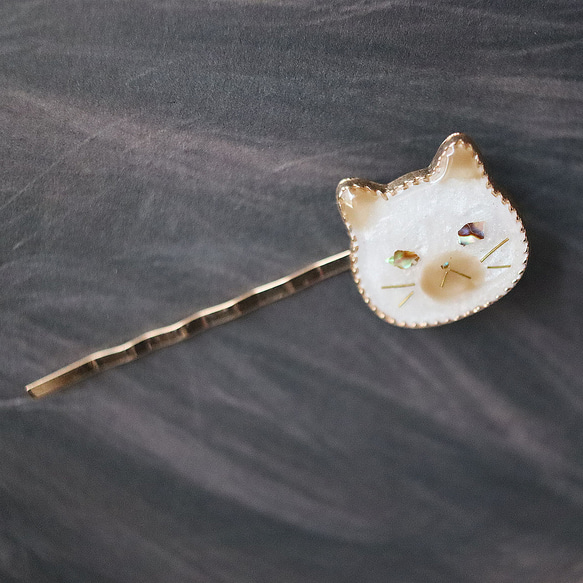 ウルウルおめめの猫ヘアピン 　螺鈿風・シャムさん・シャム猫・パールホワイト 5枚目の画像