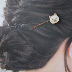 ウルウルおめめの猫ヘアピン 　螺鈿風・シャムさん・シャム猫・パールホワイト 4枚目の画像