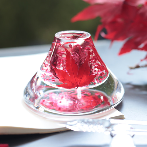 小花を閉じ込めて」ガラス富士山のペーパーウエイト～紅葉狩り