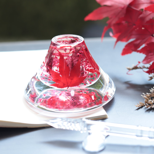 小花を閉じ込めて」ガラス富士山のペーパーウエイト～紅葉狩り