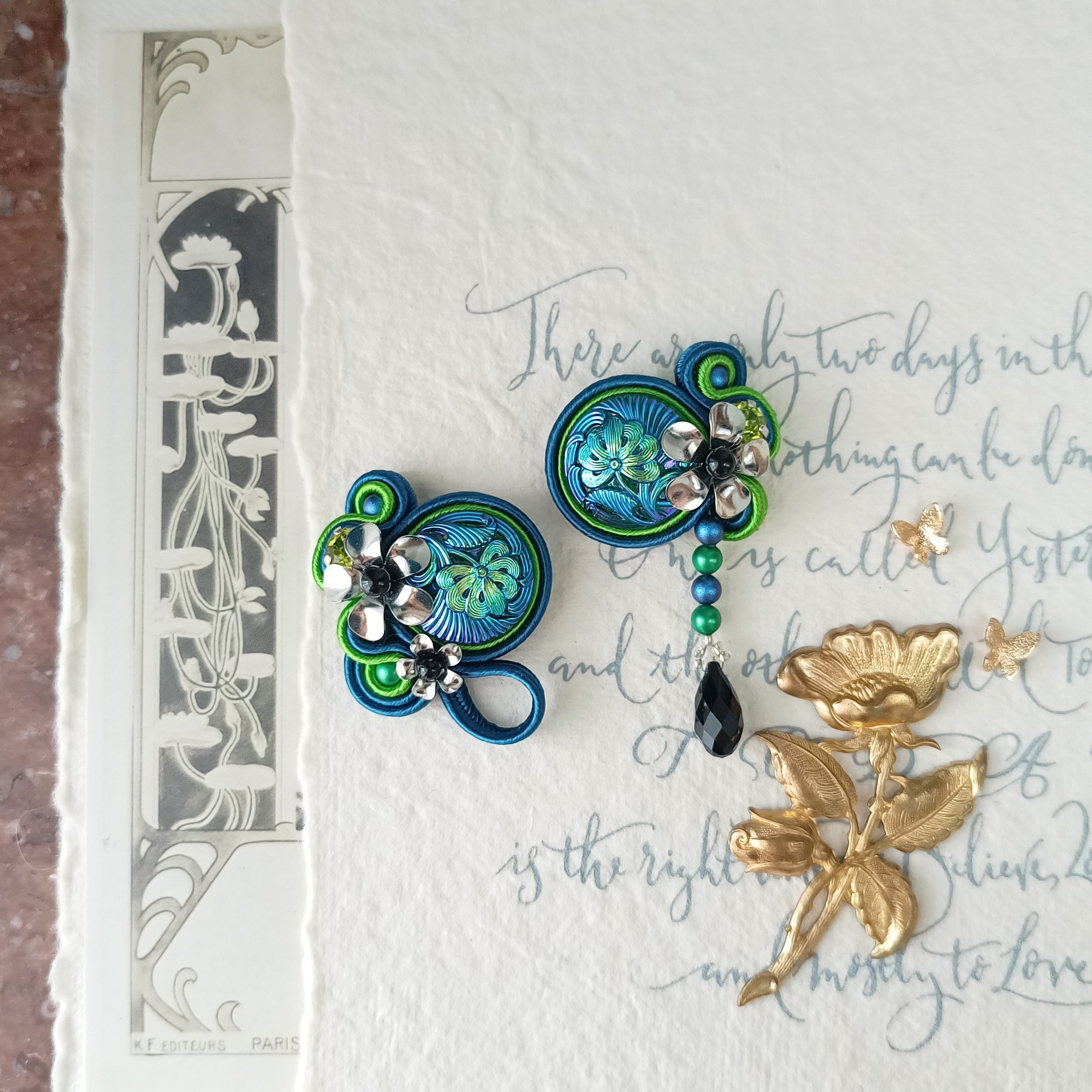 チェコガラス　花と揺れるクリスタル　ピアス　イヤリング