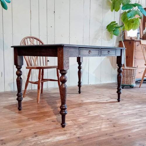 おしゃれなダイニングテーブルbrocante 輸入住宅向けターンドレッグ