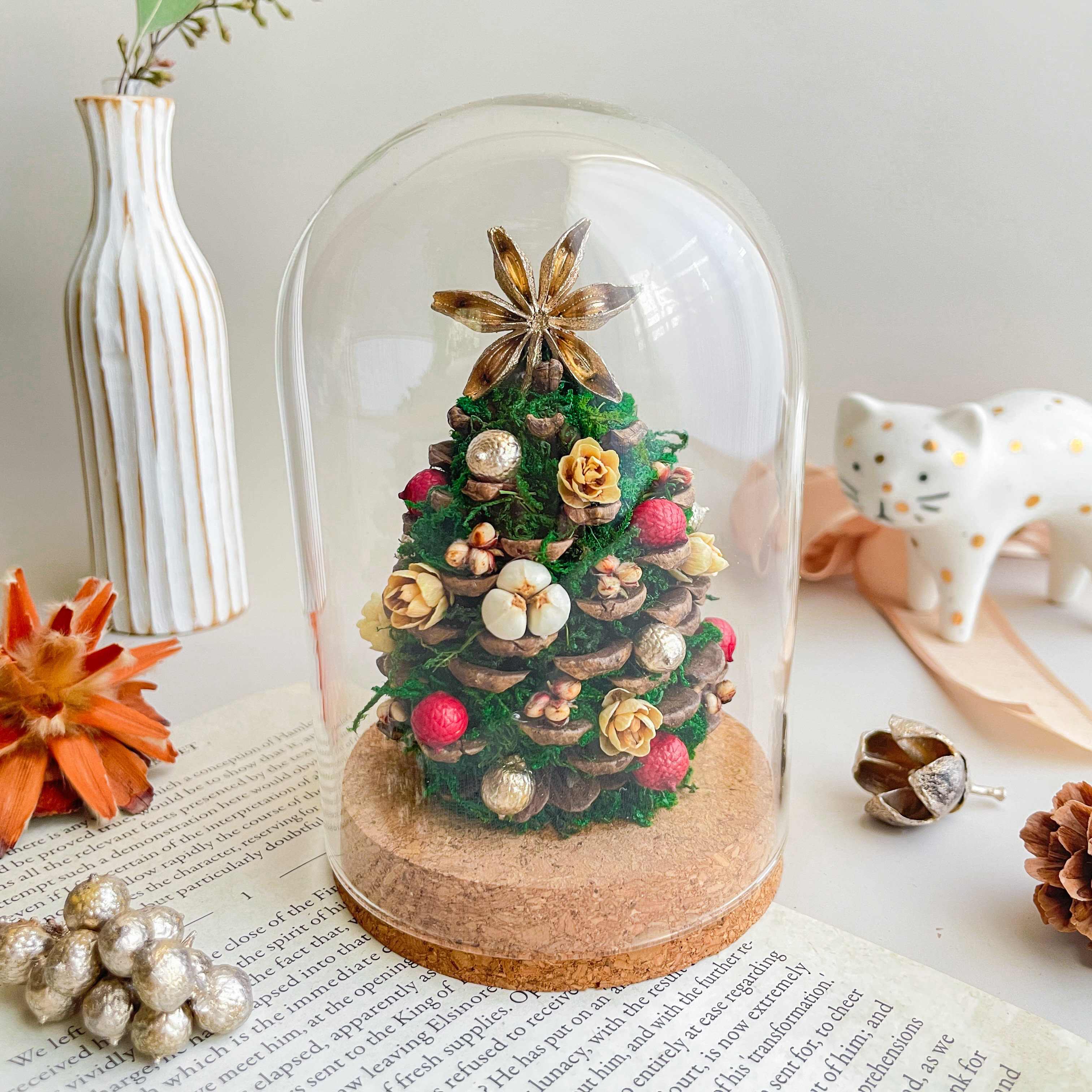 ガラスのドームに入ったクリスマスツリー クリスマスツリー