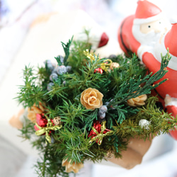 南欧スタイル【サンタがやって来た】サンタクロースとクリスマスツリー　お誕生日・結婚祝い・新築祝い・退職祝に　 3枚目の画像