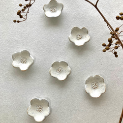 白釉　花型豆皿 1枚目の画像