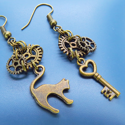 アンティークゴールド 猫と鍵と歯車を使ったスチームパンク風アシンメトリーピアス 9枚目の画像