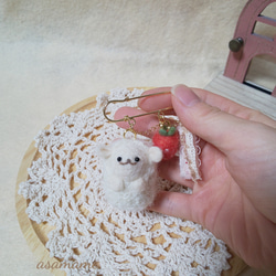 つぶらな瞳のヒツジさん　イチゴと一緒 ブローチ          ショールピン　ストールピン 羊毛フェルト 3枚目の画像