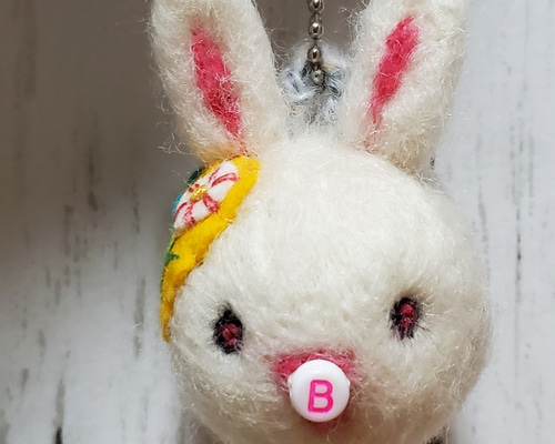 羊毛フェルト まんまるウサギ顔 フェルト刺繍入りチャーム バッグ