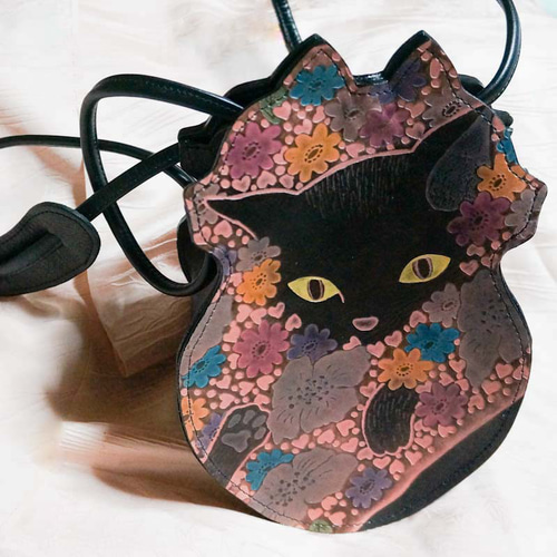 猫のデザイン、バッグ.財布.小物等。アートレザークラフト. ネコ