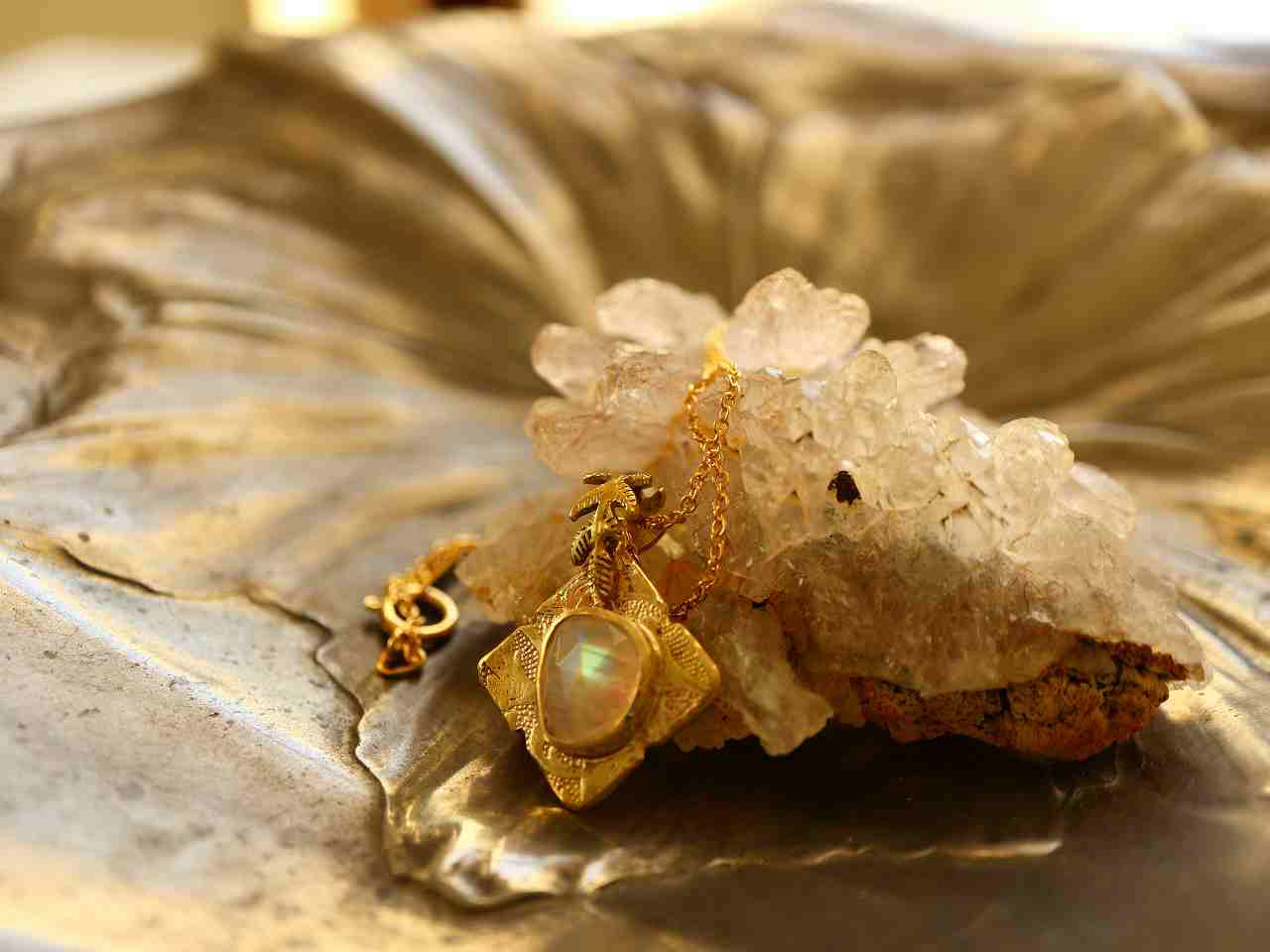 レインボームーンストーン＊ローズカット＊ボタニカル＊真鍮ペンダント＊14kgfネックレス＊no.688