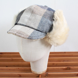 ブロックチェックとふわふわファーの耳付きパイロットキャップ　ツィード　冬小物　帽子　ファッション　コーディネート 4枚目の画像