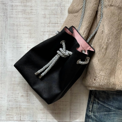【専用出品】ハンドメイド レザー 巾着袋 レザー巾着バッグ・ブラック 巾着バッグ Chet-Leather 通販
