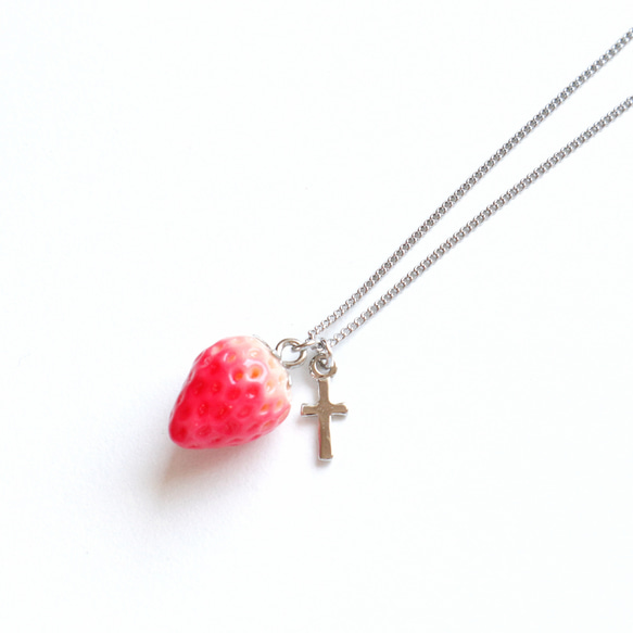 一粒苺と十字架のネックレス＊シルバーカラー 1枚目の画像
