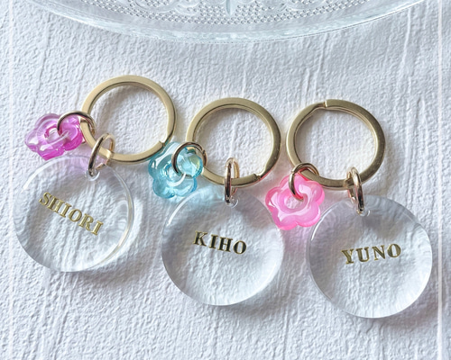 10色のフラワービーズから選べる♡つやぷるレジンチャーム【名入れ可