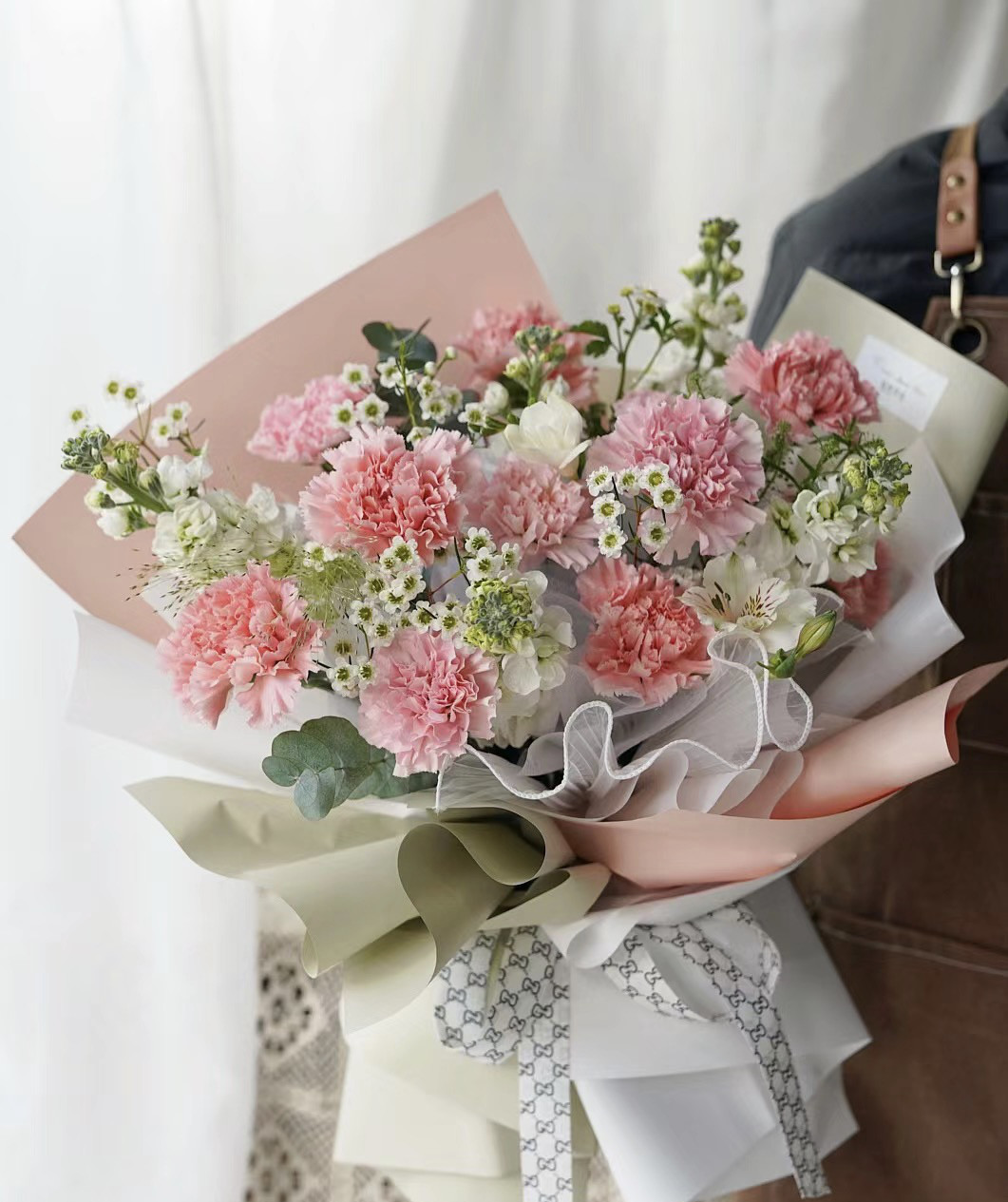 繊細で素敵なカーネーションの花束