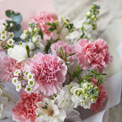 繊細で素敵なカーネーションの花束 3枚目の画像