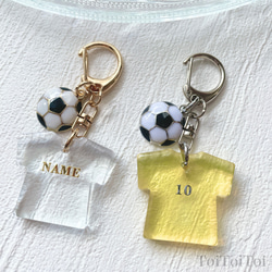 サッカー好きさんに♡サッカーボールとTシャツのレジンチャーム【名入れ可】 3枚目の画像