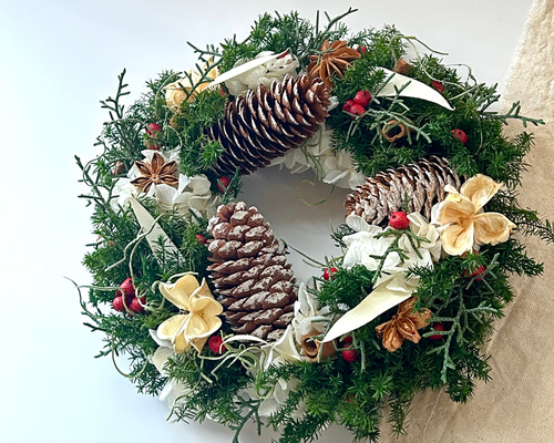クリスマス松ぼっくりの大きなリース、、、クリスマスカラーで。35✖️10㎝ クリスマス松ぼっくりの大きなリース、、、クリスマスカラーで
