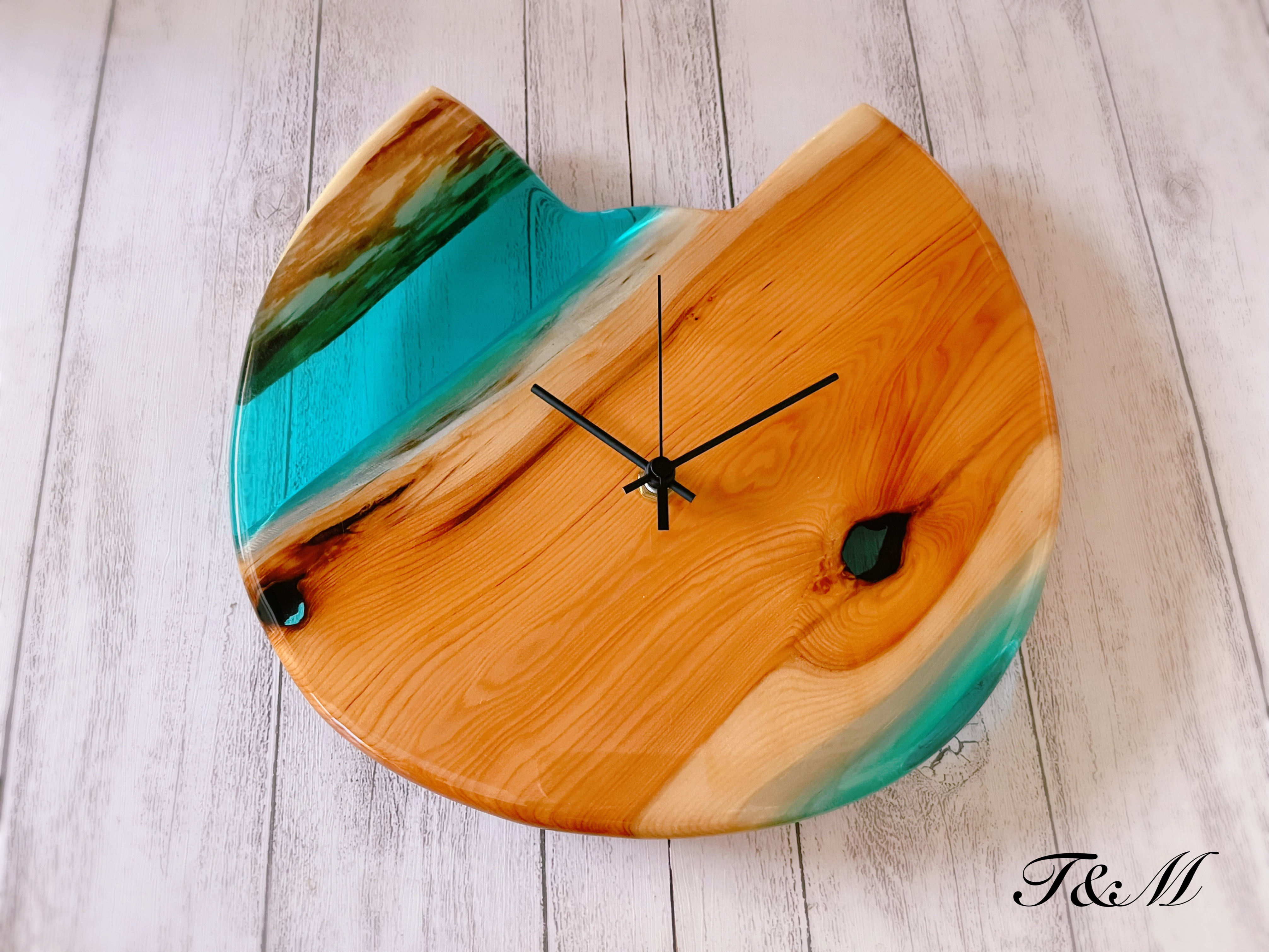 ウッド レジン 猫型　壁掛け時計 (ブルー / 青 /海 / 猫 )　【1点もの】