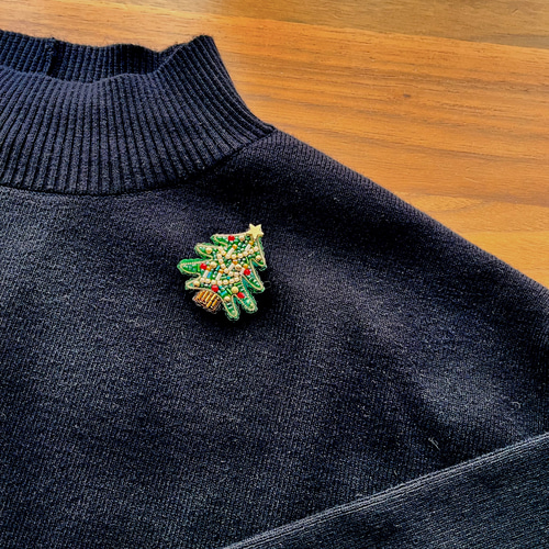 ❄︎Xmas❄︎クリスマスツリーのビーズ刺繍ブローチ(キャンドル) ブローチ achiacane (アキアカネ) 通販｜Creema(クリーマ)  16745448