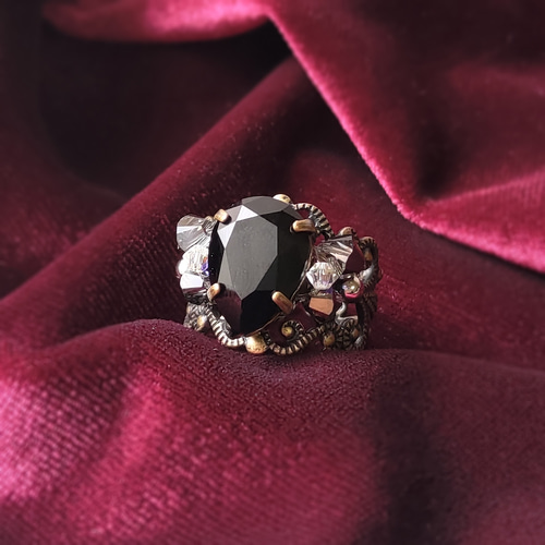 Drop*高品質クリスタル×ビーズ編みリング｜ブラック｜ゴシック 和