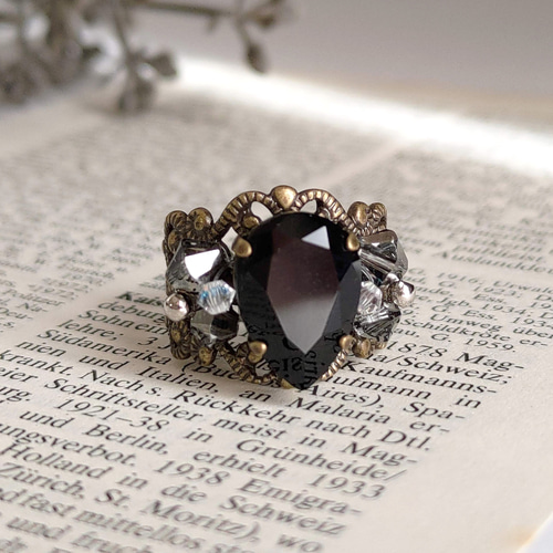 Drop*高品質クリスタル×ビーズ編みリング｜ブラック｜ゴシック 和