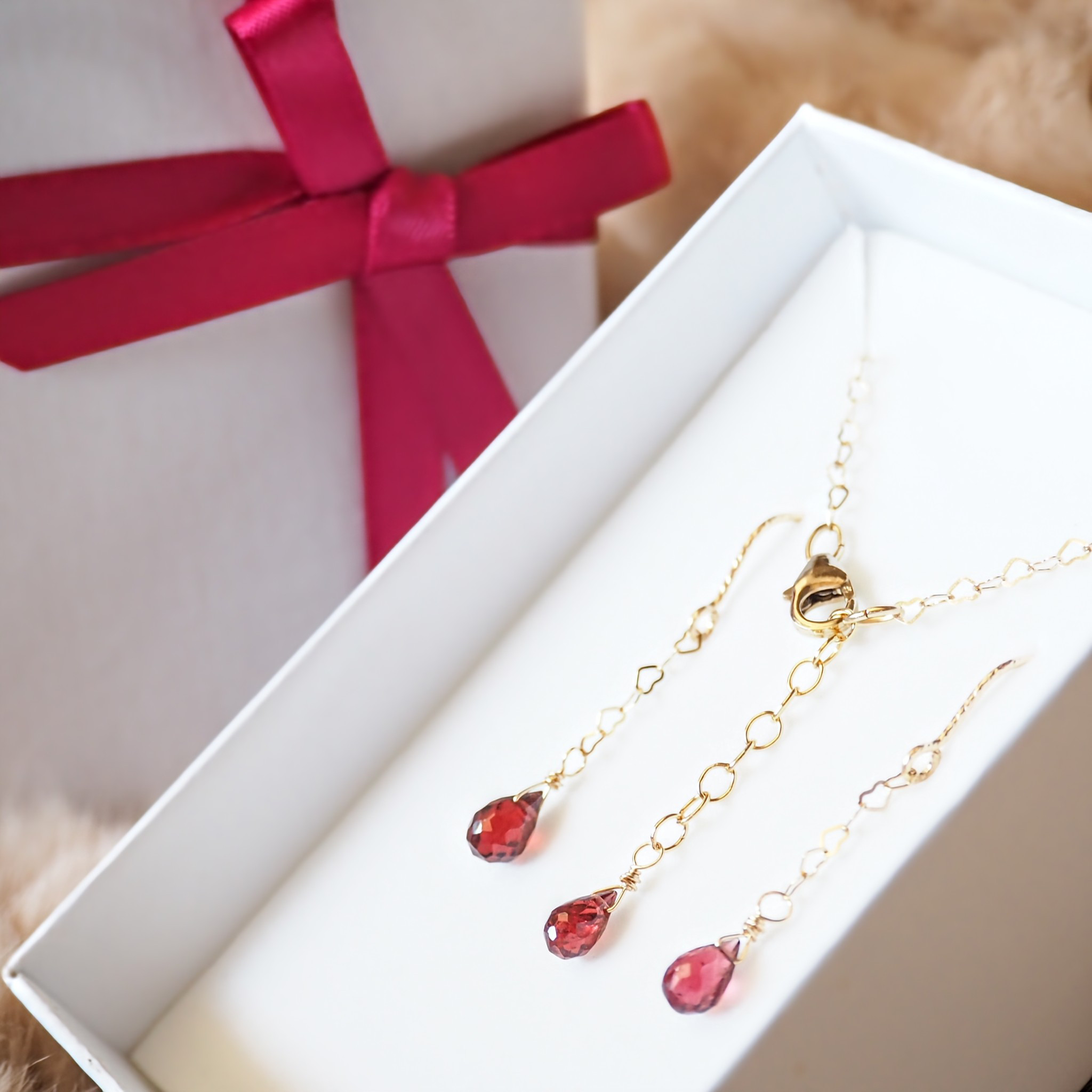 《ガーネットとハートチェーンのピアス＆ネックレス》