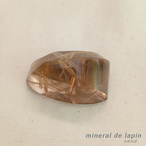 ルチルクオーツ 71.44カラット 大きなルース 天然石 mineral de lapin