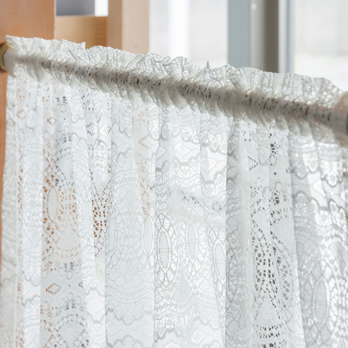 78本もの筬が編み上げる芸術的なカフェカーテン「シャンパン」 小窓