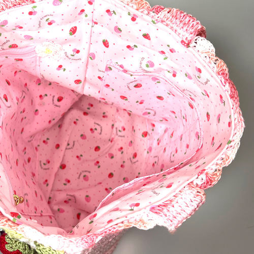 ♥️手編み♥️いちごと薔薇の春色バッグ♥️ピンクのフリルがま口♥️いちごバッグ♥️ Maison de FLEUR 春の人気シリーズ・『いちご』が主役のアイテムを1月5