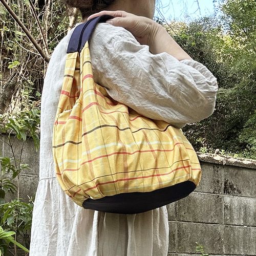 731 おでかけバック 秋名バラ 黄色 正絹 着物リメイク 大島紬 731 おでかけバック 秋名バラ 黄色 正絹 着物リメイク 大島紬