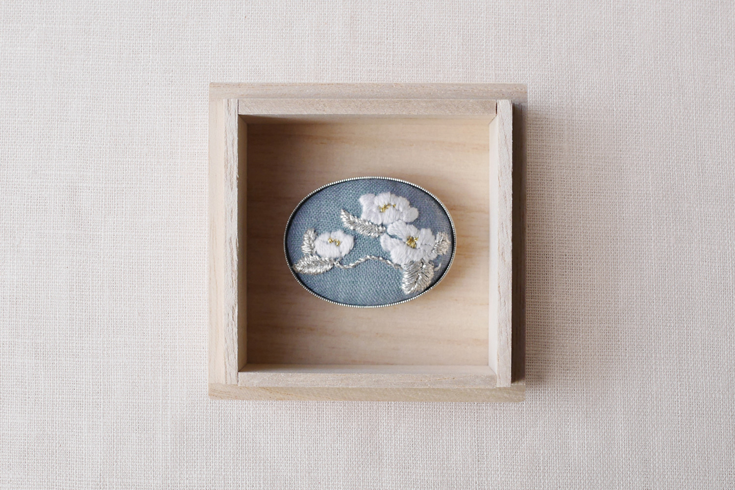 【手刺繍】ESCM02 椿 帯留め