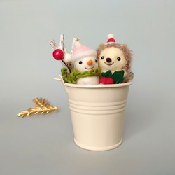 クリスマスーバケツのオブジェ《はりねずみさんと雪だるまさん》☆羊毛フェルト 1枚目の画像