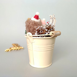 クリスマスーバケツのオブジェ《はりねずみさんと雪だるまさん》☆羊毛フェルト 6枚目の画像
