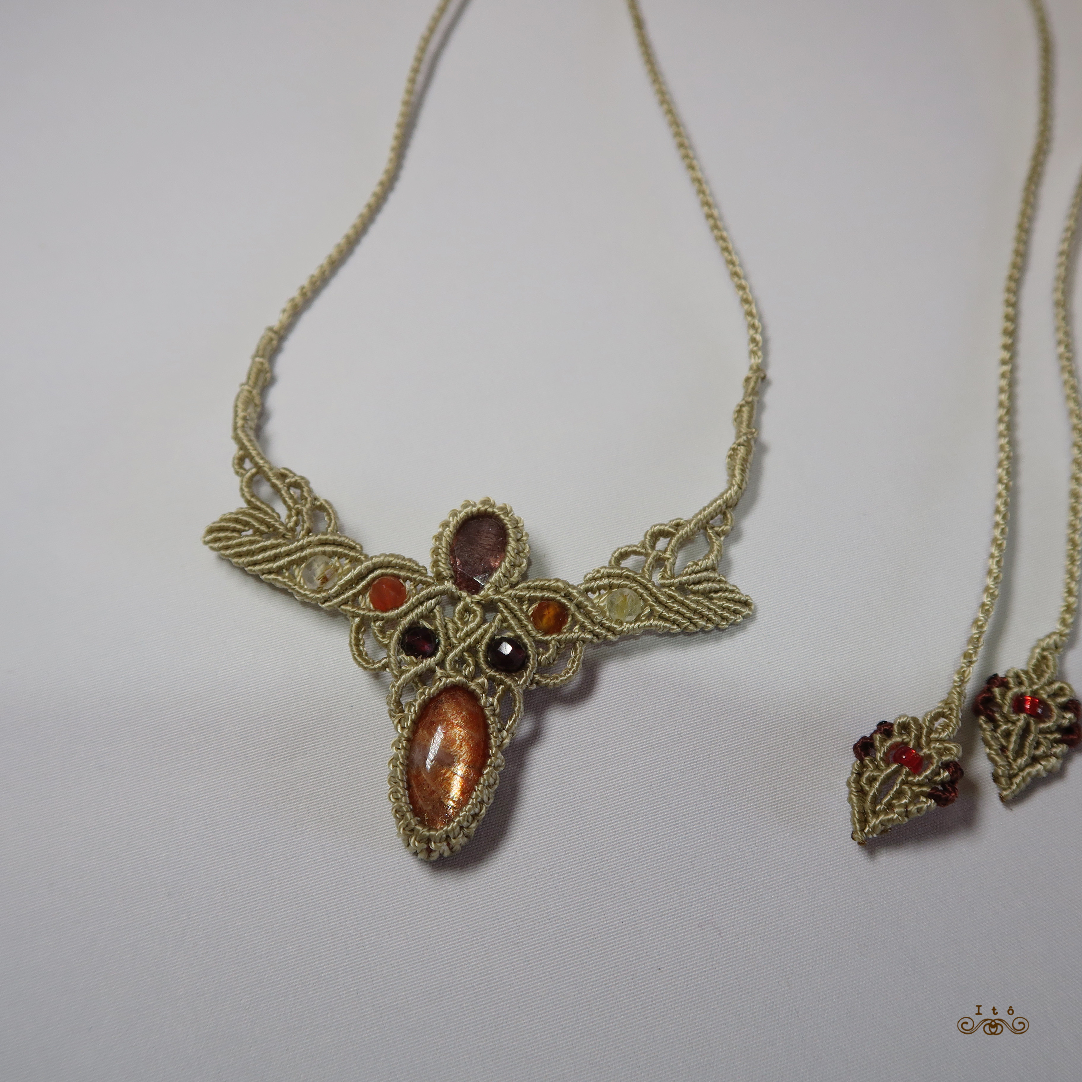 サンストーンとマダガスカル産サゲニティッククォーツのマクラメネックレス