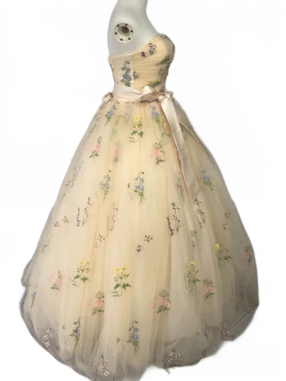 ウェディングドレス   ライトブルーサッシュベルト   花柄のモチーフ刺繍が美しく  パステルイエローのドレス 花嫁 3枚目の画像