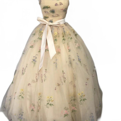 ウェディングドレス   ライトブルーサッシュベルト   花柄のモチーフ刺繍が美しく  パステルイエローのドレス 花嫁 1枚目の画像