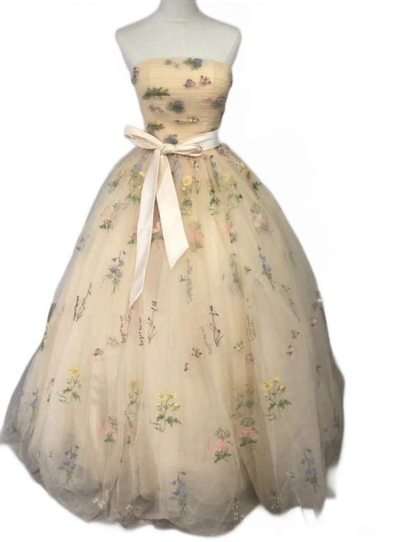 ウェディングドレス   ライトブルーサッシュベルト   花柄のモチーフ刺繍が美しく  パステルイエローのドレス 花嫁 1枚目の画像