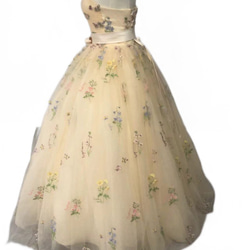 ウェディングドレス   ライトブルーサッシュベルト   花柄のモチーフ刺繍が美しく  パステルイエローのドレス 花嫁 2枚目の画像