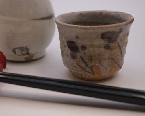 唐津焼きのおちょこ 絵唐津ぐい呑み（作品番号G-045） おちょこ・ぐい呑み・徳利 森の丘陶