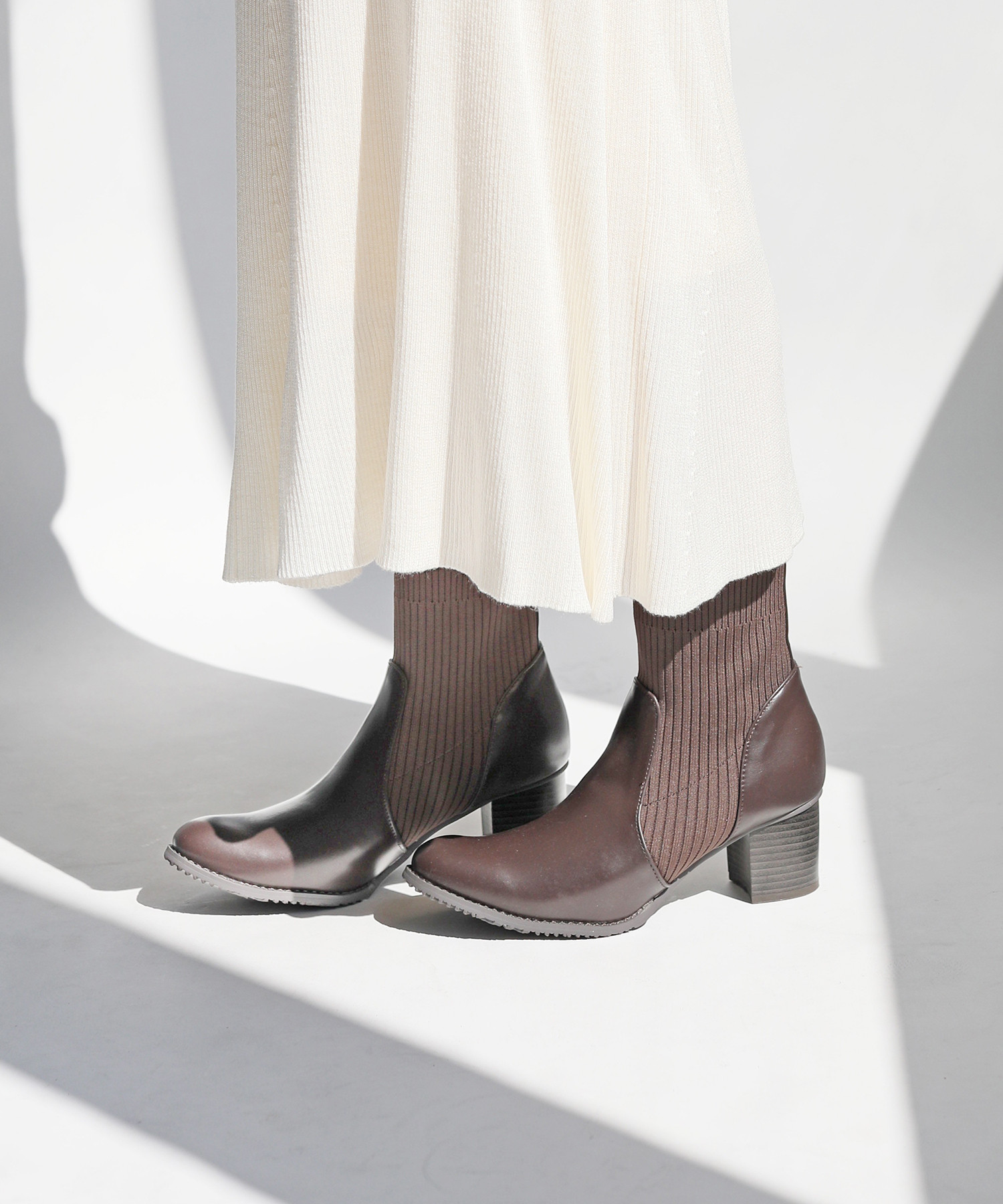 秋冬コーデを格上げするすっきり美脚のブーツ♪大人コーデを引き立てるリブニットソックスブーツ｜シンプルで合わせやすい！